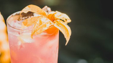 Taze yaz içkisi bayan mocktail cam süsleme çiçek ile doldurulur