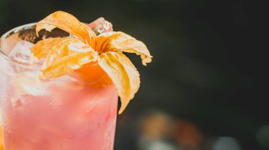 Taze yaz içkisi bayan mocktail cam süsleme çiçek ile doldurulur