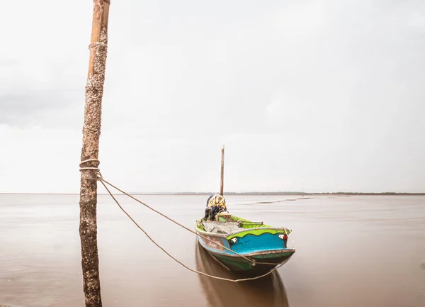 青い空と青い海に浮かぶ小さな漁船 — ストック写真