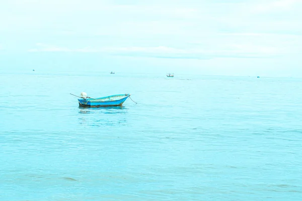 Small Fishing Boat Floating Blue Sea Blue Sky — Stock Photo, Image