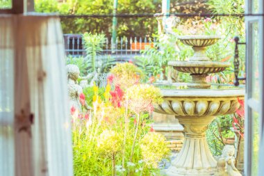 Pencere manzaralı el yapımı beyaz perde ve ağaç bahçesi arka planından yeşil