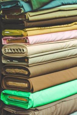 Tekstil atölyesinde renkli kumaş pamuğu ruloları.