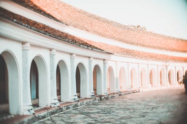 Tayland 'da Phra Pathom Chedi mimarisinin kemer yolu..