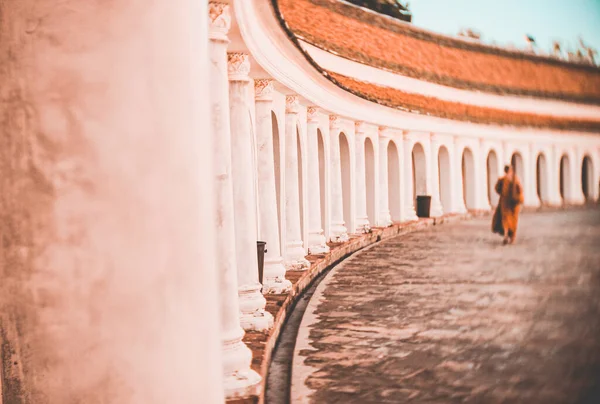 Tayland 'da Phra Pathom Chedi mimarisinin kemer yolu..