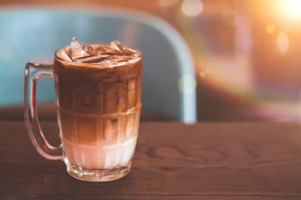 Büyük Bardakta Buzlu Latte Kahve Soğuk Yaz Içkisi Arka Planı — Stok fotoğraf