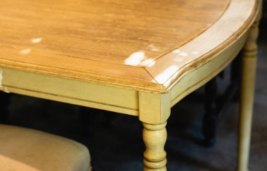 Açık Gölgeli Boş Vintage Tahta Masa. Yaz arkaplanı iyi titreşimler konsepti