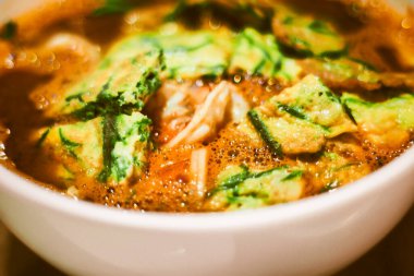 Yumurtaya batırılmış ızgara karides ezmesi soslu ya da ekşi çorbayla.