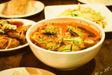 Yumurtaya batırılmış ızgara karides ezmesi soslu ya da ekşi çorbayla.