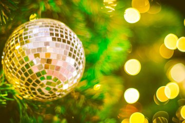 Bokeh arka planında noel süsleri. Renkli bulanık arka plan. Noel arkaplanı