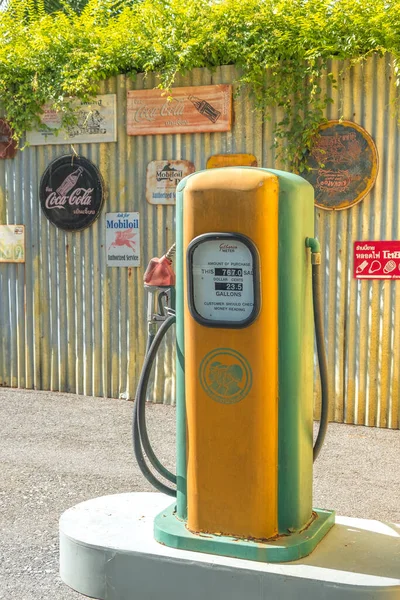 Tankstellenpumpen Alte Oldtimer Technologie Kraftstoffspender Für Fossile Brennstoffe Für Den — Stockfoto