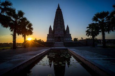 Wat-Panyanantaram ya da Mahabodhi Tapınağı Bodh Gaya Pagoda, Tayland 'da gün batımında