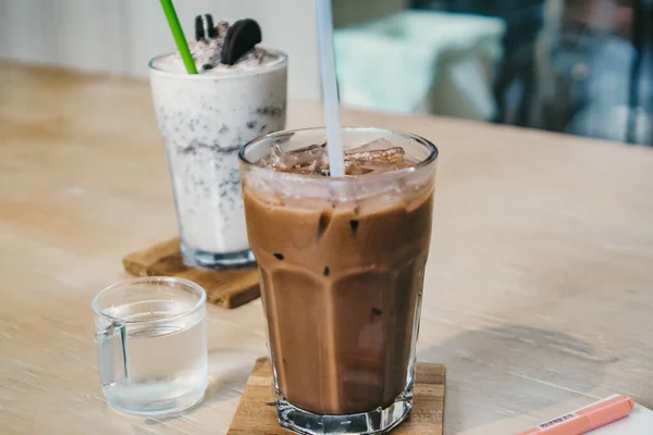 Mrożona Kawa Latte Wysokiej Szklance Zimne Lato Napój Tło — Zdjęcie stockowe