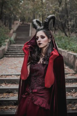 Ormandaki karanlık peri