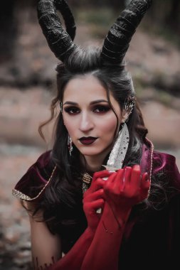 Ormandaki karanlık peri