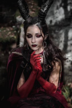 Ormandaki karanlık peri