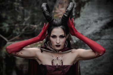 Ormandaki karanlık peri