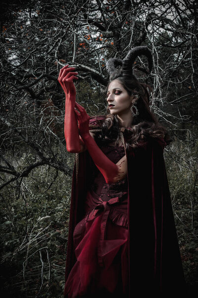 Темная фея в лесу