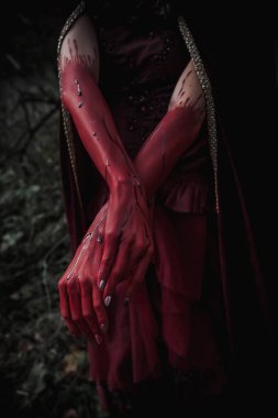 Bir cadının kanlı kırmızı elleri