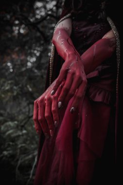 Bir cadının kanlı kırmızı elleri