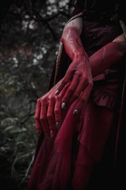 Bir cadının kanlı kırmızı elleri