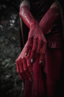 Bir cadının kanlı kırmızı elleri