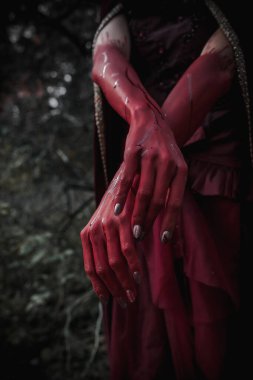 Bir cadının kanlı kırmızı elleri