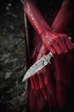 Bir cadının kanlı kırmızı elleri