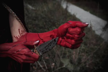 Bir cadının kanlı kırmızı elleri