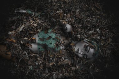 Sonbahar yeşili içinde yeşil ve sarı cüppeli ölü bir kız.