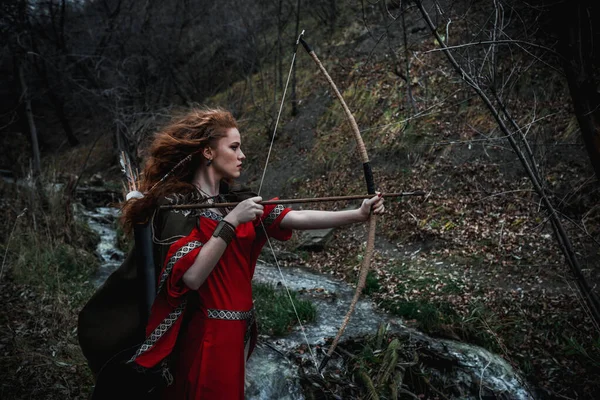 Mulher Cabelos Vermelhos Vestido Vermelho Traje Celta Histórico Floresta Outono — Fotografia de Stock