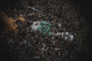 Sonbahar yeşili içinde yeşil ve sarı cüppeli ölü bir kız.