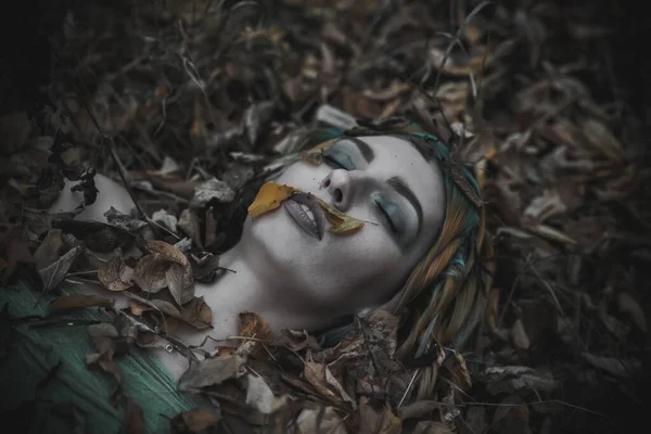 Mrtvá Dívka Podzimním Listí Sobě Zelené Žluté Róby — Stock fotografie