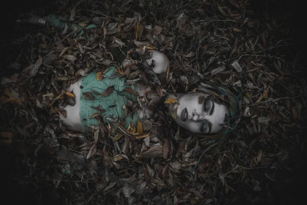 Sonbahar yeşili içinde yeşil ve sarı cüppeli ölü bir kız.