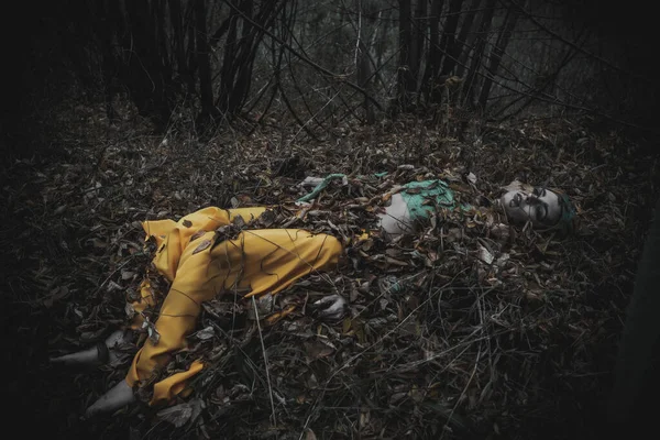 Мертвая Девушка Осенней Листве Зеленых Желтых Одеждах — стоковое фото