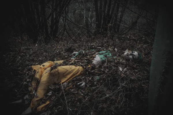 Fille Morte Dans Feuillage Automne Portant Des Robes Vertes Jaunes — Photo