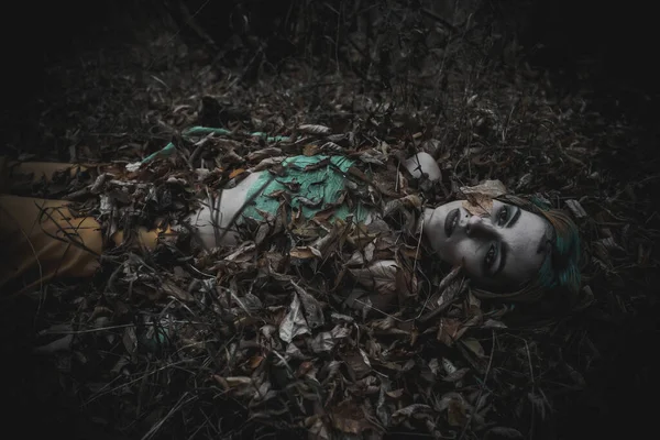 Мертвая Девушка Осенней Листве Зеленых Желтых Одеждах — стоковое фото