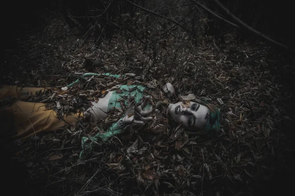 Fille Morte Dans Feuillage Automne Portant Des Robes Vertes Jaunes — Photo