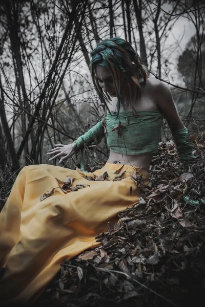 Fille Morte Dans Feuillage Automne Portant Des Robes Vertes Jaunes — Photo