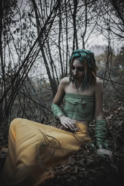 Fille Morte Dans Feuillage Automne Portant Des Robes Vertes Jaunes — Photo