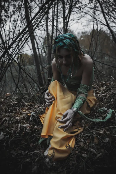 Fille Morte Dans Feuillage Automne Portant Des Robes Vertes Jaunes — Photo