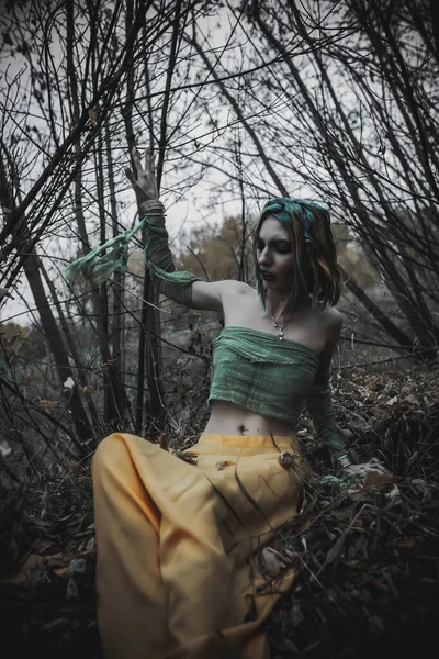 Fille Morte Dans Feuillage Automne Portant Des Robes Vertes Jaunes — Photo