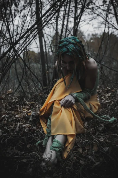 Menina Morta Folhagem Outono Vestindo Vestes Verdes Amarelas — Fotografia de Stock