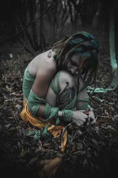 Мертва Дівчина Осінньому Листі Зеленому Жовтому Одязі — стокове фото