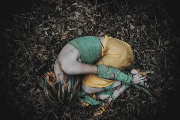 Martwa Dziewczyna Jesiennych Liściach Ubrana Zielone Żółte Szaty — Zdjęcie stockowe