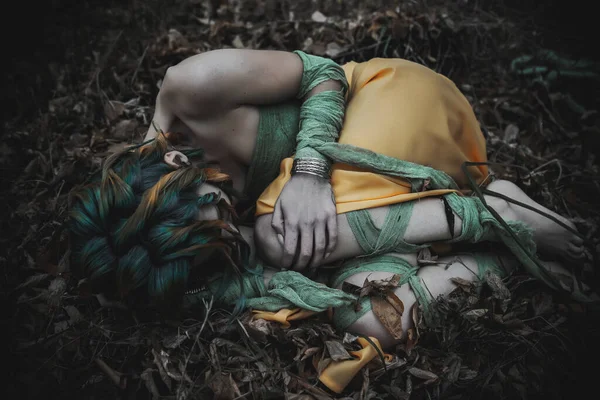 Sonbahar Yeşili Içinde Yeşil Sarı Cüppeli Ölü Bir Kız — Stok fotoğraf