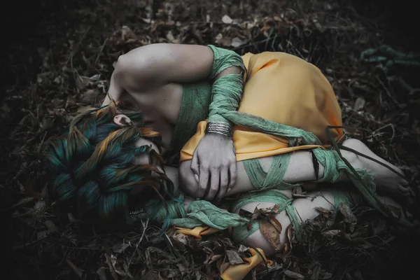 Dead Girl Autumn Foliage Wearing Green Yellow Robes — Stock Photo, Image