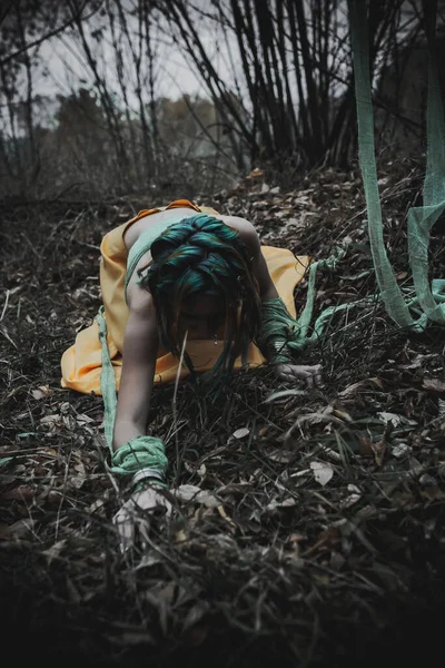 Fille Morte Dans Feuillage Automne Portant Des Robes Vertes Jaunes — Photo