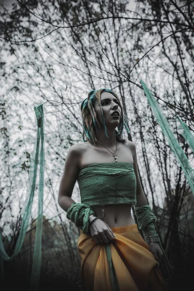 Νεκρό Κορίτσι Φθινόπωρο Φύλλωμα Φορώντας Πράσινο Και Κίτρινο Ρόμπες — Φωτογραφία Αρχείου