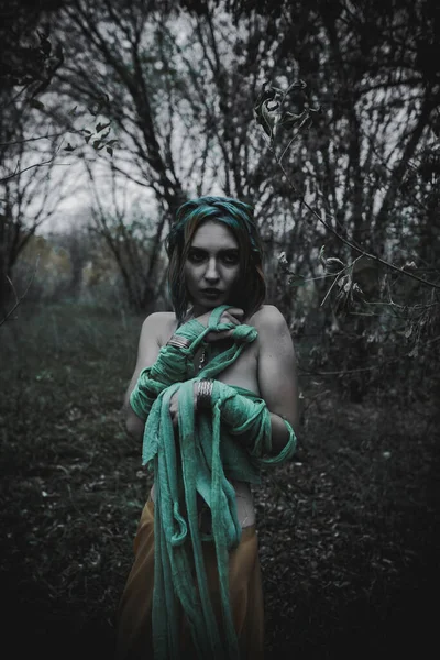 Sonbahar Yeşili Içinde Yeşil Sarı Cüppeli Ölü Bir Kız — Stok fotoğraf