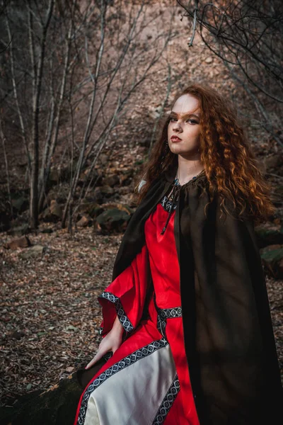 Mulher Cabelos Vermelhos Vestido Vermelho Traje Celta Histórico Floresta Outono — Fotografia de Stock